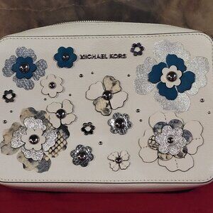 BRAND NEW, WITHOUT TAGS, MICHAEL KORS PURSE, MINT CONDITION!!!